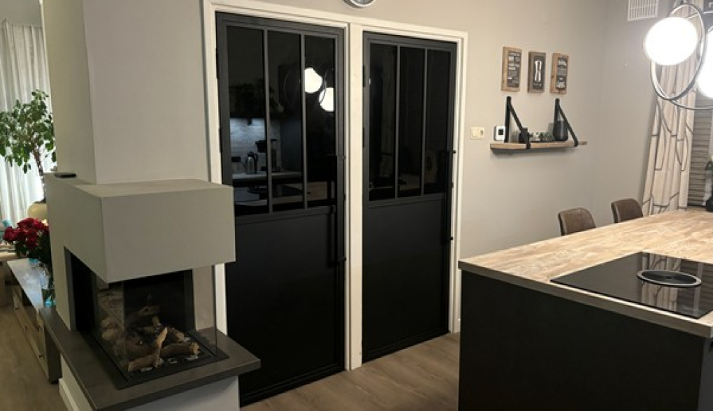 Zomerse lichtinval: zo speel je met glas en licht in je interieur